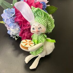Vintage 2010 ANNALEE BAKING BUNNY Chef Carrot Cake Rabbit Felt Artisan Doll